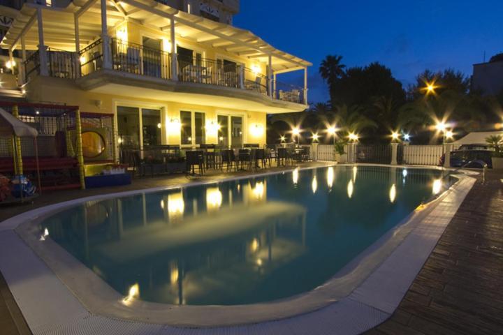 Hotel Mocambo Piscina E Spiaggia ซัน เบเนเดตโต เดล ตรอนโต ภายนอก รูปภาพ