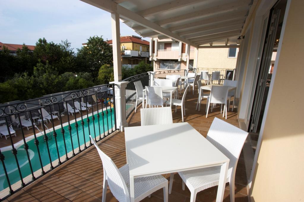 Hotel Mocambo Piscina E Spiaggia ซัน เบเนเดตโต เดล ตรอนโต ภายนอก รูปภาพ
