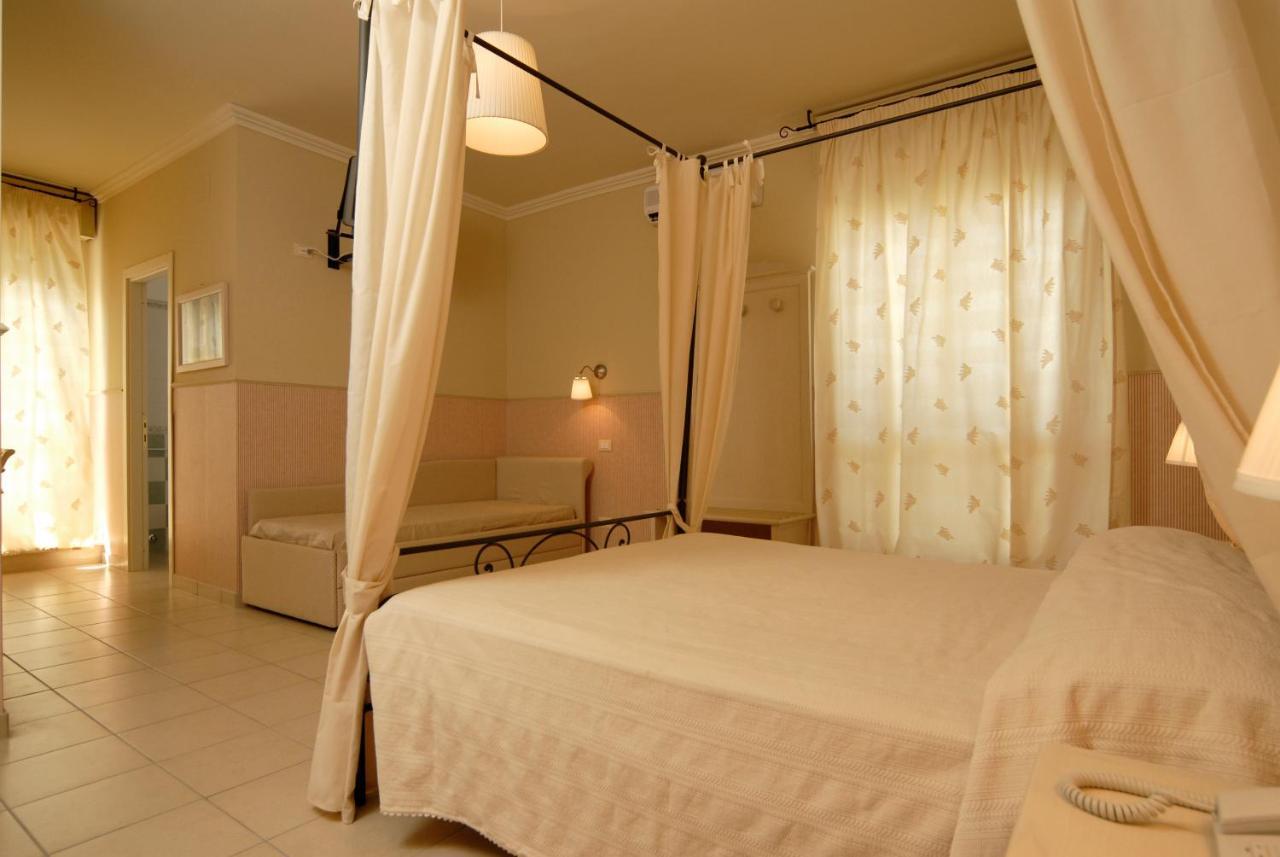 Hotel Mocambo Piscina E Spiaggia ซัน เบเนเดตโต เดล ตรอนโต ภายนอก รูปภาพ