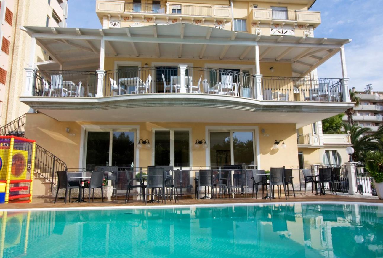Hotel Mocambo Piscina E Spiaggia ซัน เบเนเดตโต เดล ตรอนโต ภายนอก รูปภาพ