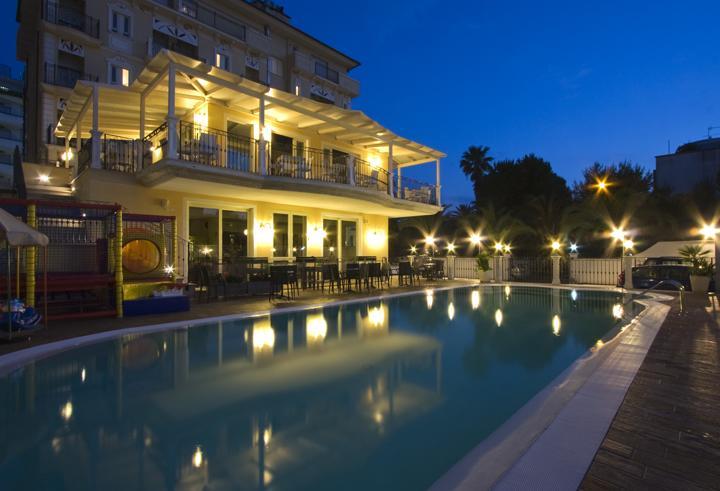 Hotel Mocambo Piscina E Spiaggia ซัน เบเนเดตโต เดล ตรอนโต ภายนอก รูปภาพ
