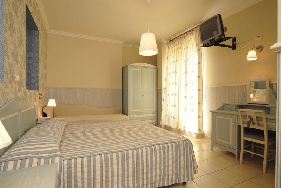 Hotel Mocambo Piscina E Spiaggia ซัน เบเนเดตโต เดล ตรอนโต ภายนอก รูปภาพ