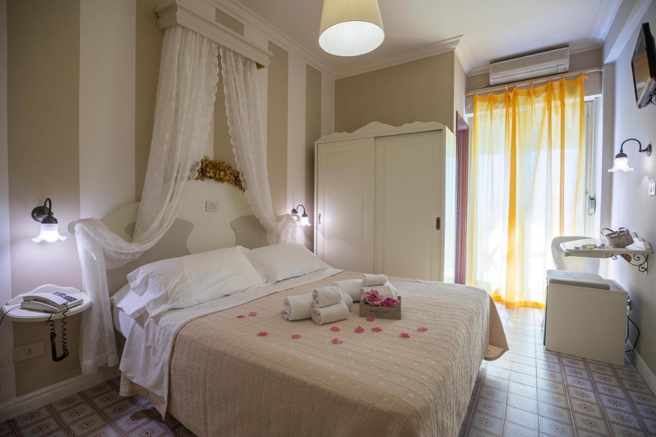 Hotel Mocambo Piscina E Spiaggia ซัน เบเนเดตโต เดล ตรอนโต ภายนอก รูปภาพ